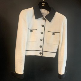 Veste courte Chanel bicolore noir et blanc en tweed