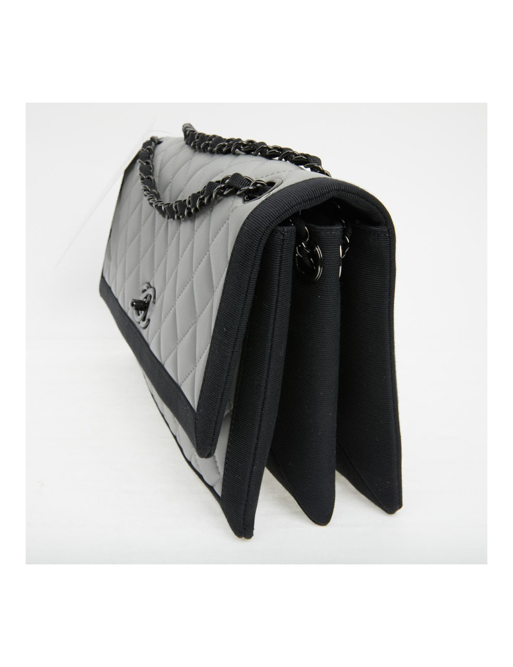 Sac CHANEL cuir gris gansé en noir