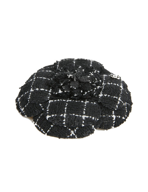Broche camélia CHANEL en tweed noir et blanc