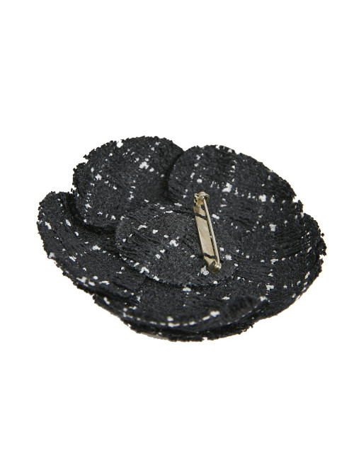 Broche camélia CHANEL en tweed noir et blanc