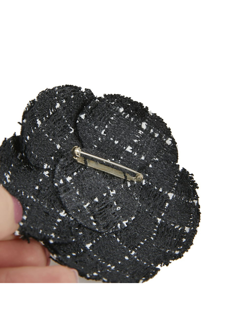 Broche camélia CHANEL en tweed noir et blanc