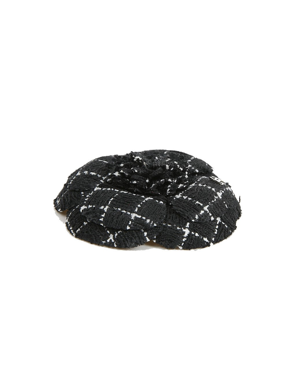 Broche camélia CHANEL en tweed noir et blanc