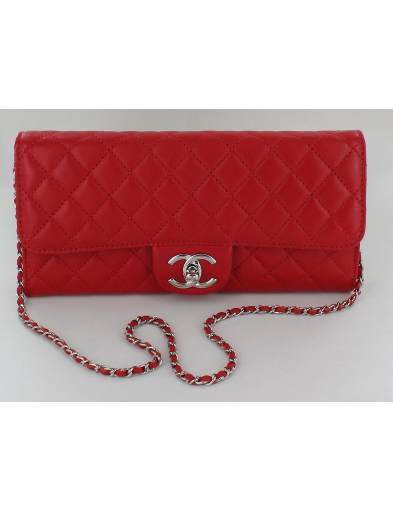 Sac pochette CHANEL en veau lisse rouge
