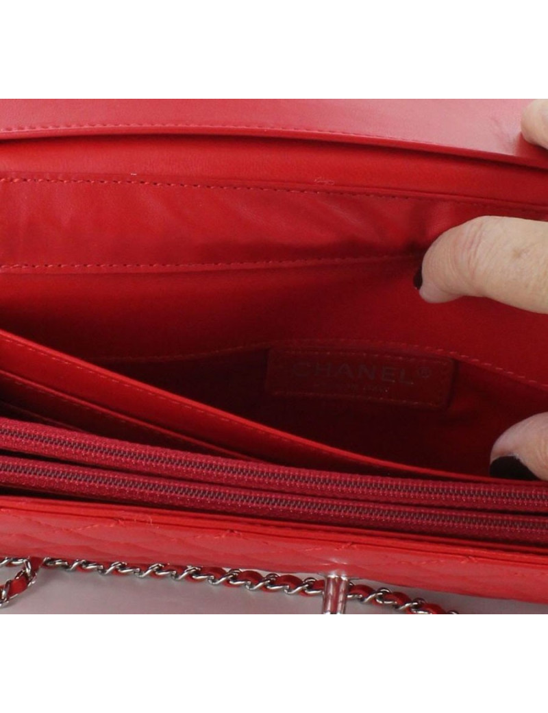 Sac pochette CHANEL en veau lisse rouge