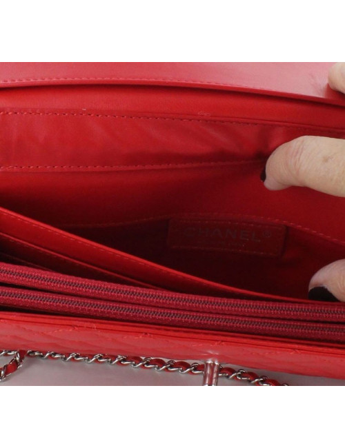 Sac pochette CHANEL en veau lisse rouge