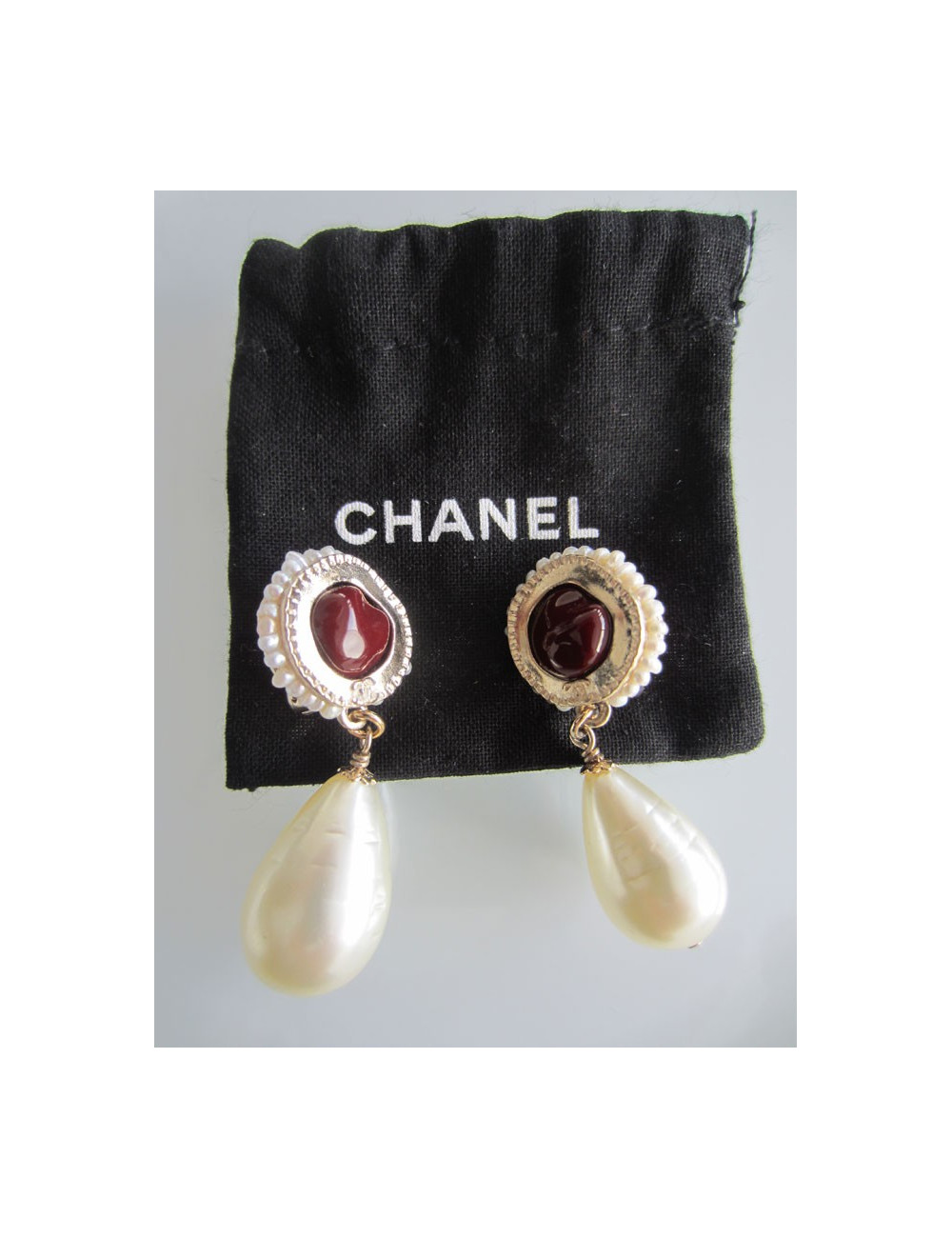 Clips d'oreilles CHANEL perle nacrée et pâte de verre bordeaux