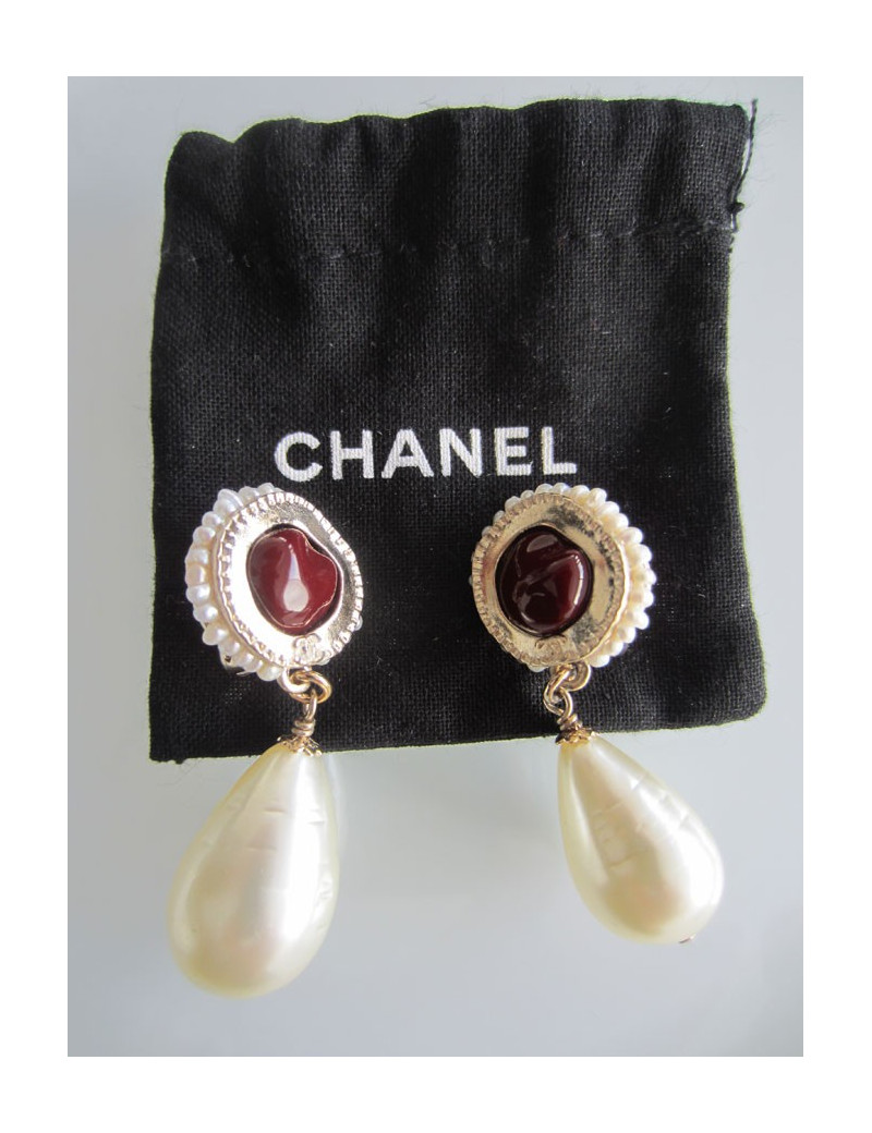 Clips d'oreilles CHANEL perle nacrée et pâte de verre bordeaux