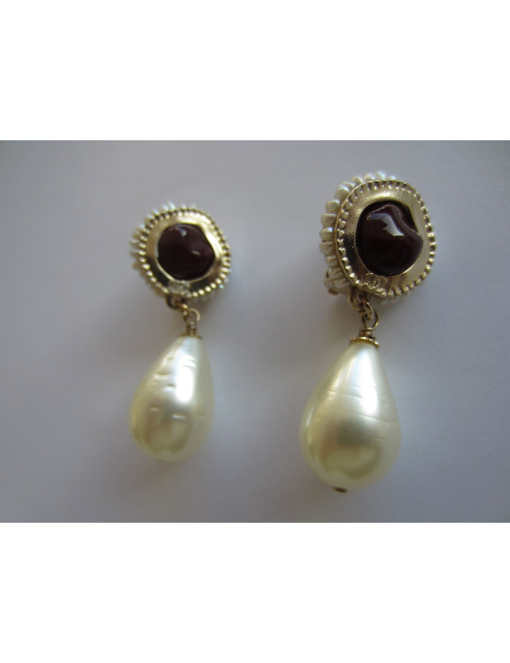 Clips d'oreilles CHANEL perle nacrée et pâte de verre bordeaux