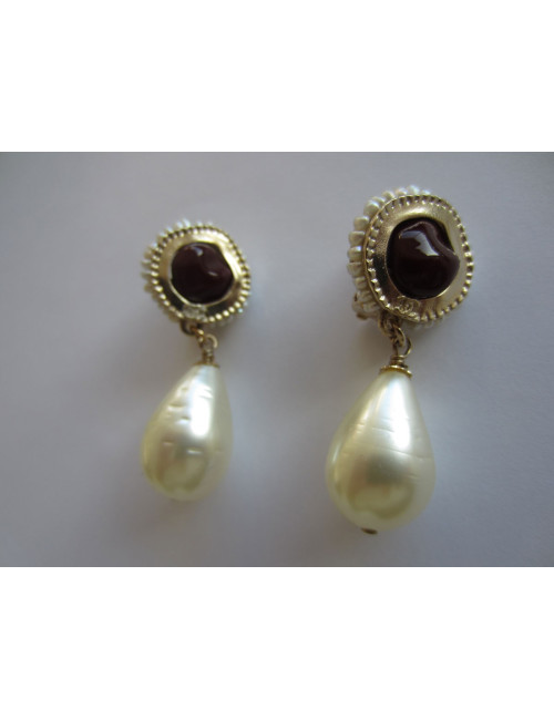 Clips d'oreilles CHANEL perle nacrée et pâte de verre bordeaux