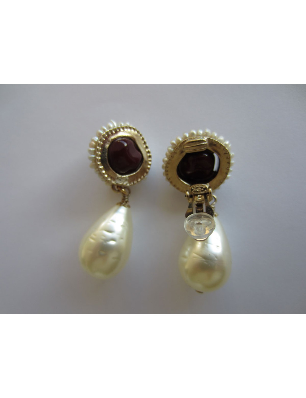 Clips d'oreilles CHANEL perle nacrée et pâte de verre bordeaux
