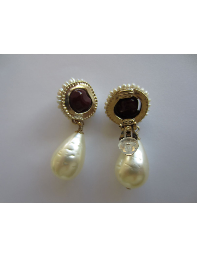 Clips d'oreilles CHANEL perle nacrée et pâte de verre bordeaux