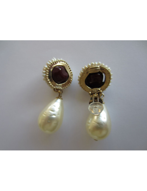 Clips d'oreilles CHANEL perle nacrée et pâte de verre bordeaux