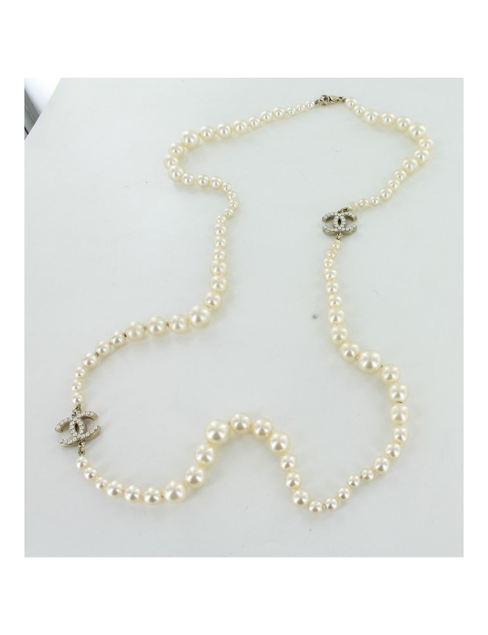 Sautoir CHANEL en perles nacrées