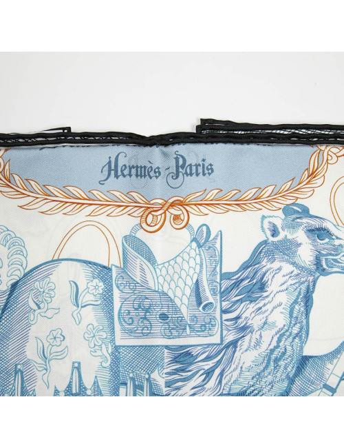 Carré HERMES Della Cavalleria Favolosa en soie blanc bleu rose et vert