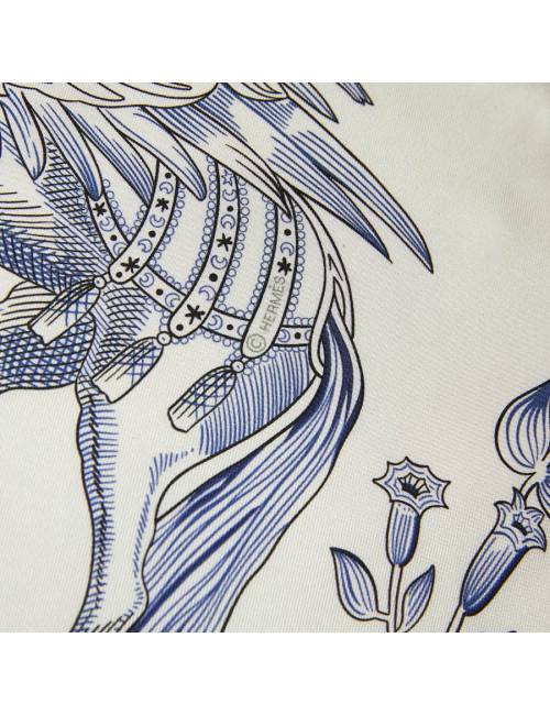 Carré HERMES Della Cavalleria Favolosa en soie blanc bleu rose et vert