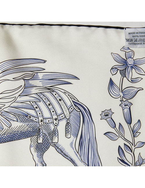 Carré HERMES Della Cavalleria Favolosa en soie blanc bleu rose et vert