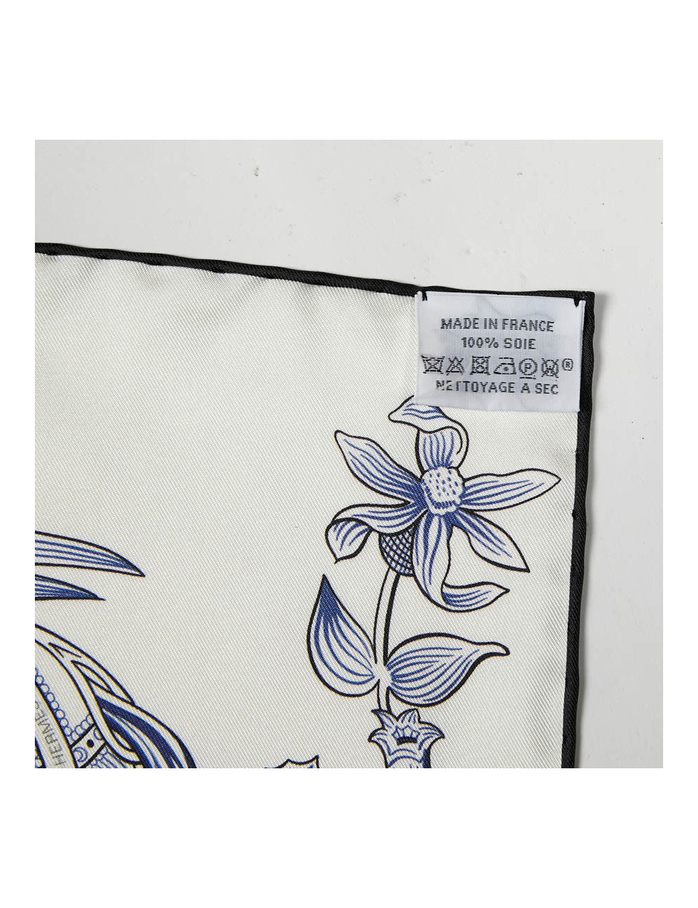 Carré HERMES Della Cavalleria Favolosa en soie blanc bleu rose et vert