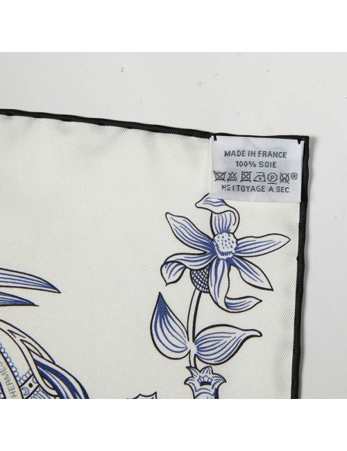 Carré HERMES Della Cavalleria Favolosa en soie blanc bleu rose et vert