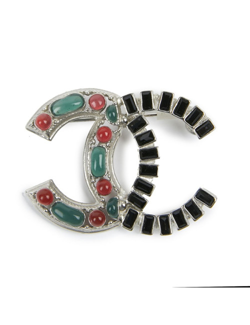 Broche CHANEL "CC" argent et pâte de verre émeraude et rubis