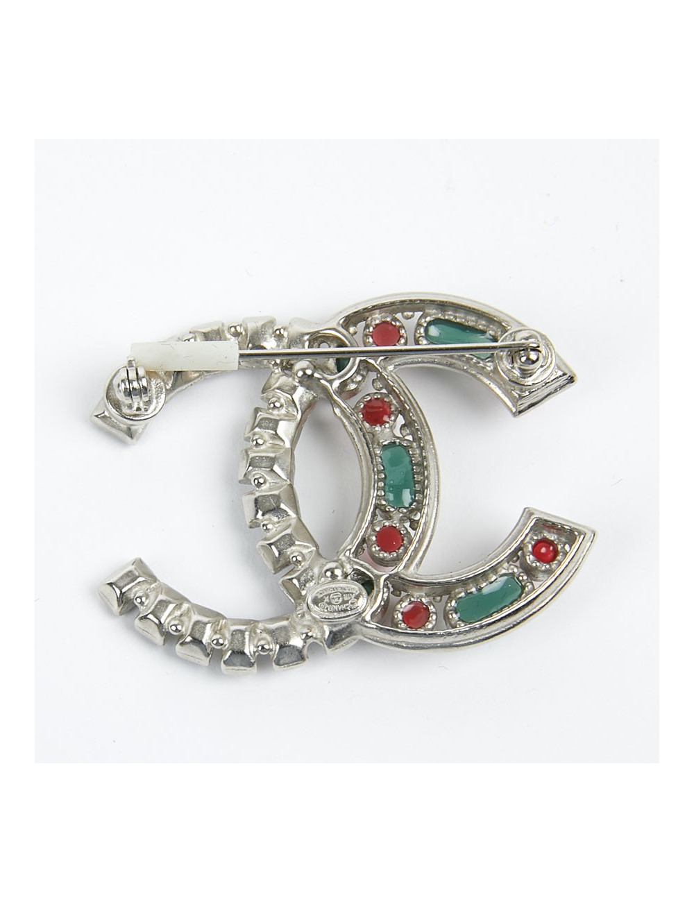 Broche CHANEL "CC" argent et pâte de verre émeraude et rubis