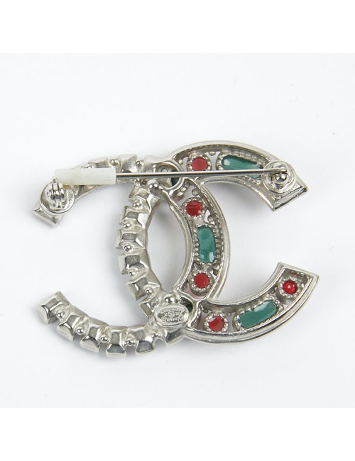 Broche CHANEL "CC" argent et pâte de verre émeraude et rubis
