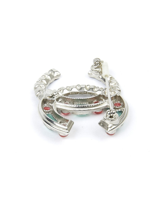 Broche CHANEL "CC" argent et pâte de verre émeraude et rubis