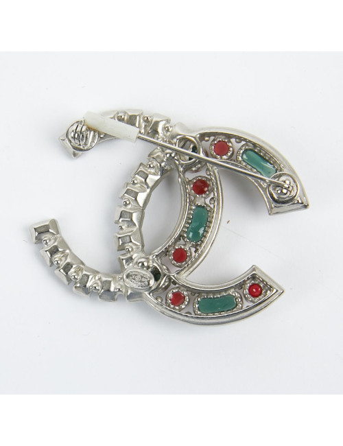 Broche CHANEL "CC" argent et pâte de verre émeraude et rubis