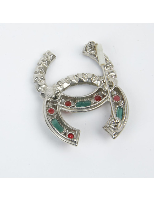 Broche CHANEL "CC" argent et pâte de verre émeraude et rubis