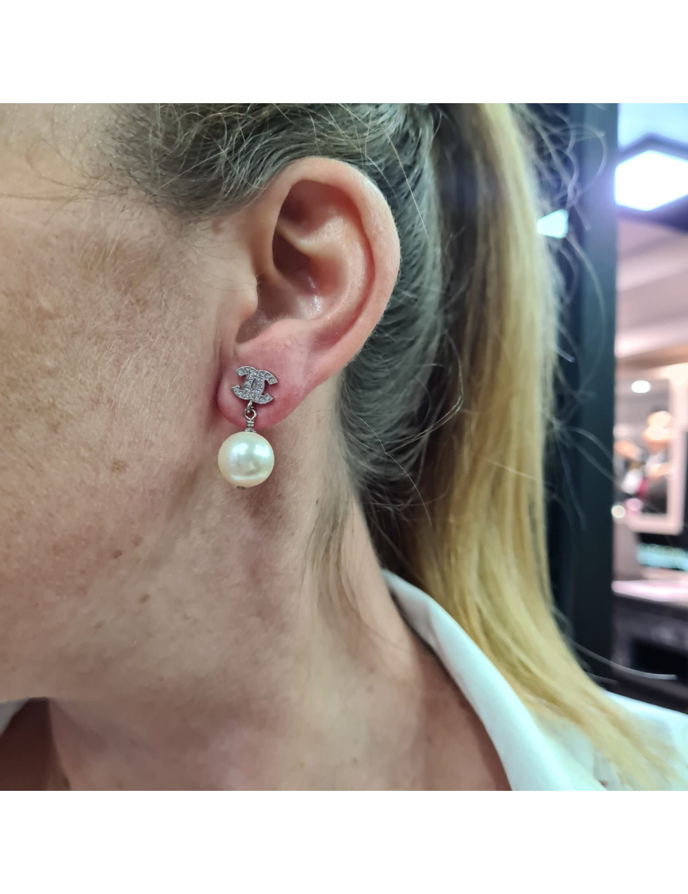 Clous pendants CHANEL doublé C strass perle nacrée 