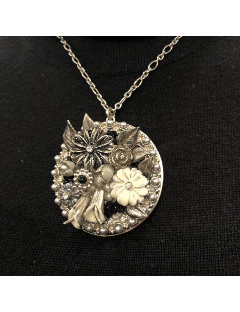 Collier avec pendentif CHANEL 