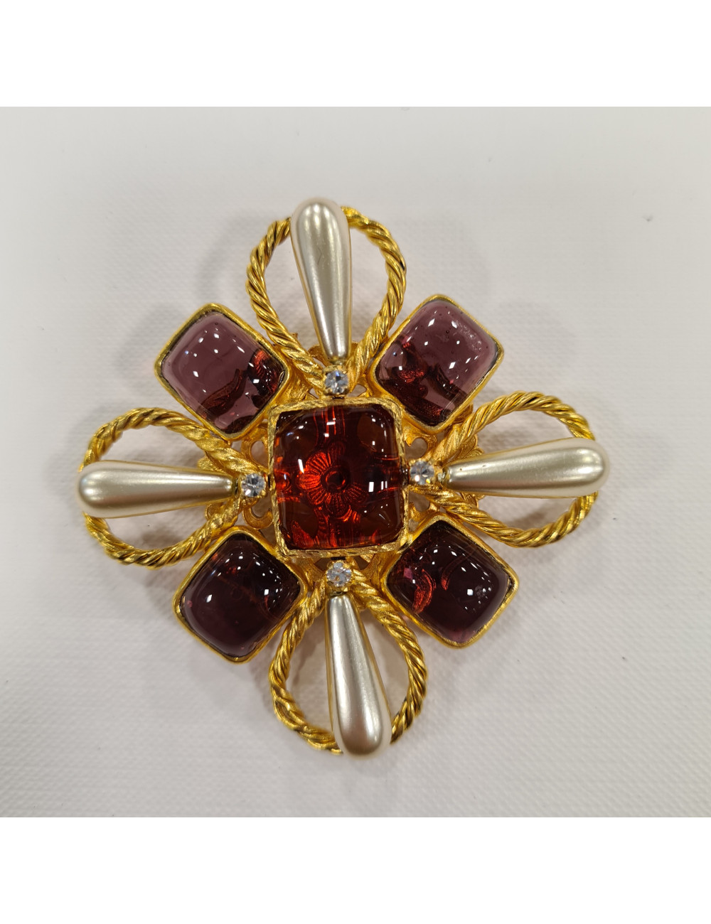 Broche vintage CHANEL pate de verre topaze et amétihyze 