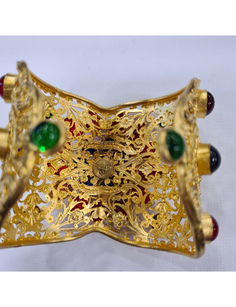 Manchette vintage Chanel pâte de verre rouge, bleu saphir, vert