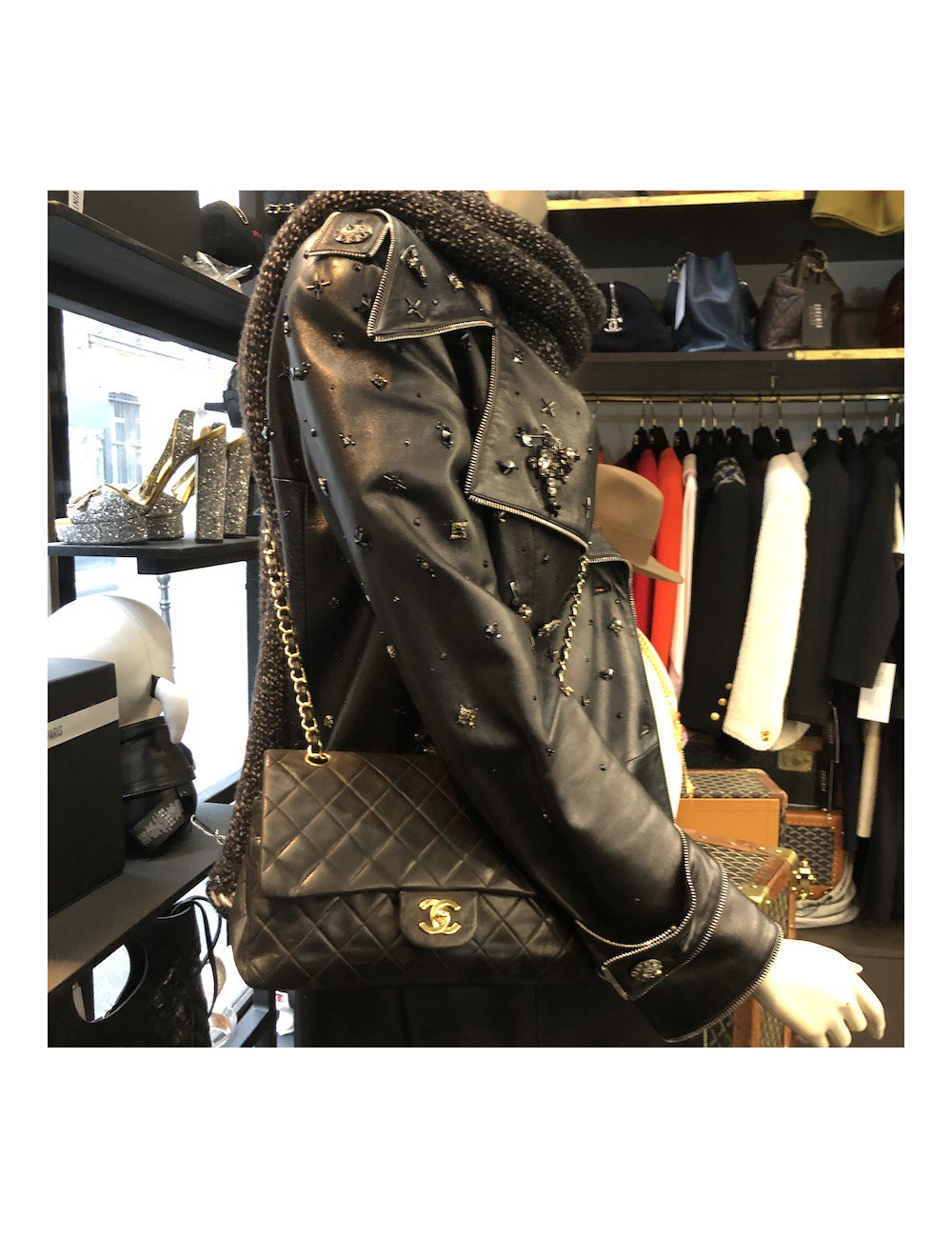 Timeless CHANL cuir d'agneau noir Vintage