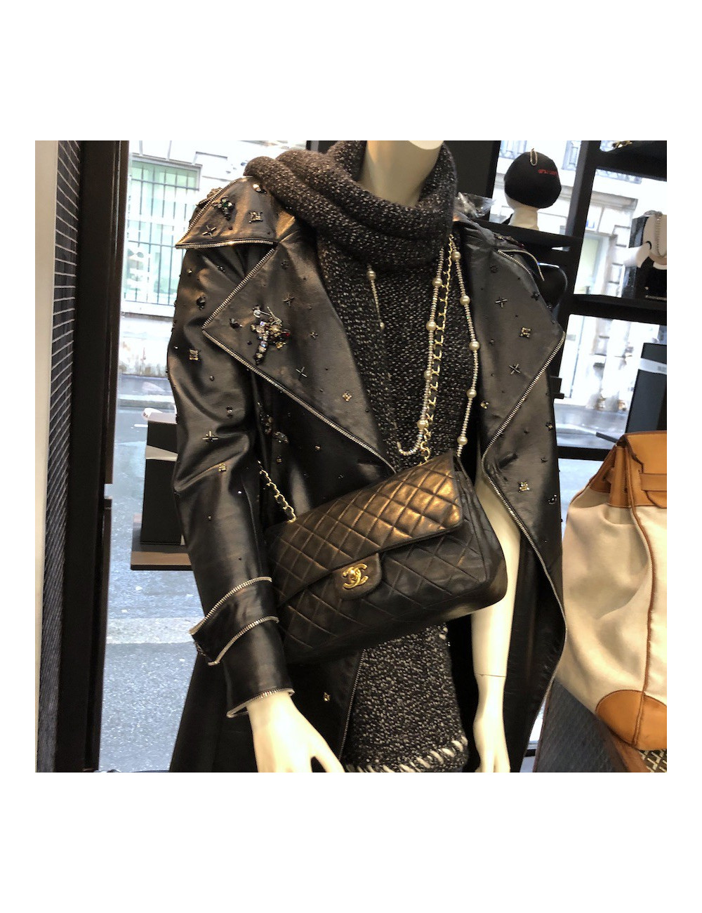 Timeless CHANL cuir d'agneau noir Vintage