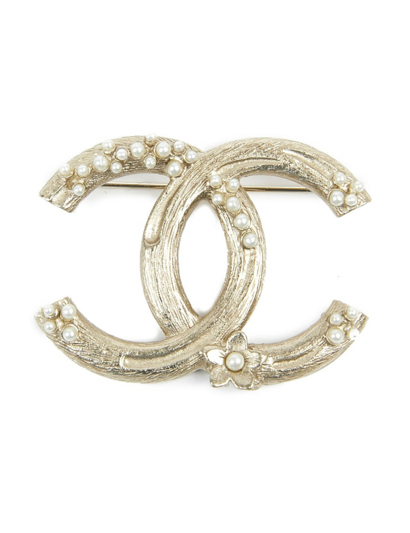 Broche CHANEL CC métal or pâle et perles nacrées