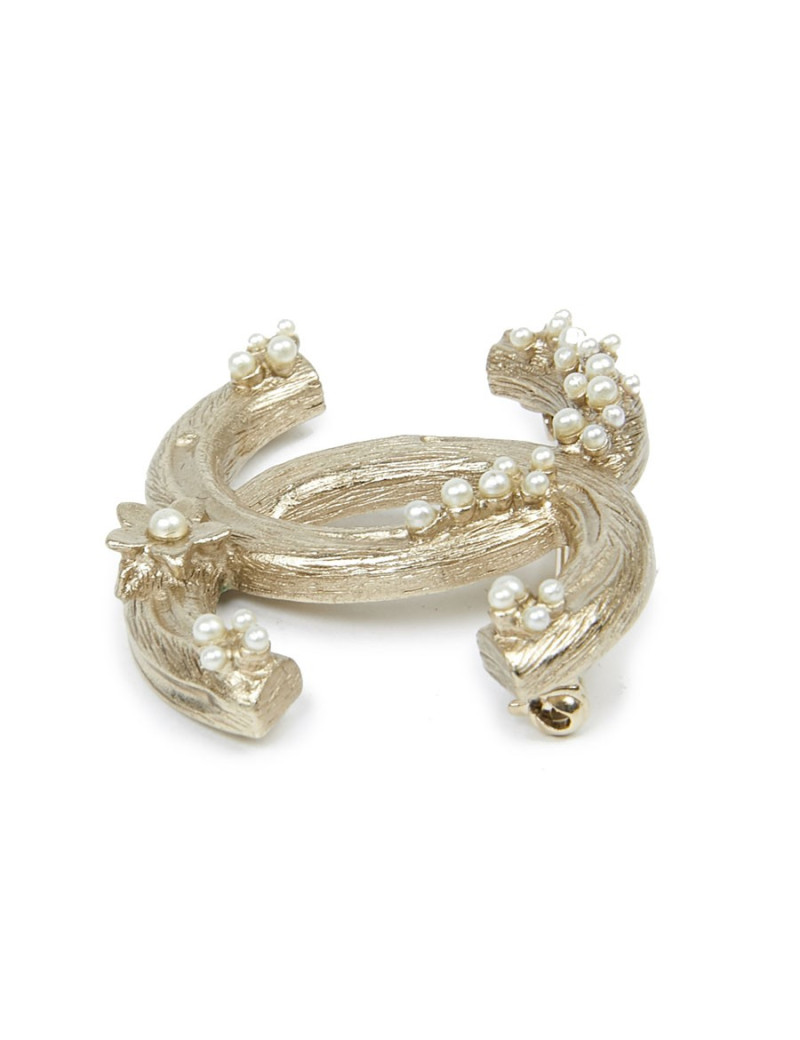 Broche CHANEL CC métal or pâle et perles nacrées