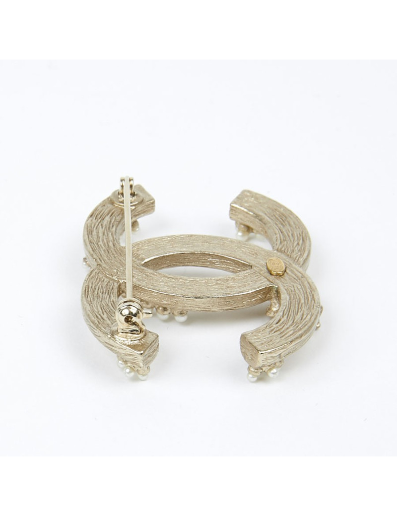 Broche CHANEL CC métal or pâle et perles nacrées