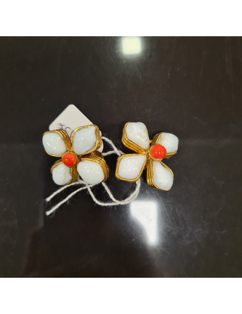 Boucle d'oreille clips Chanel fleur blanche et orange en pâte de verre 