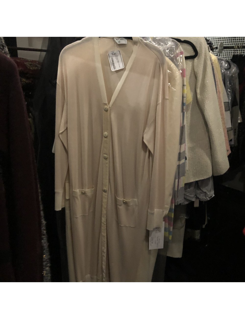 E.S Gilet long CHANEL rose pastel avce bouton "CC"