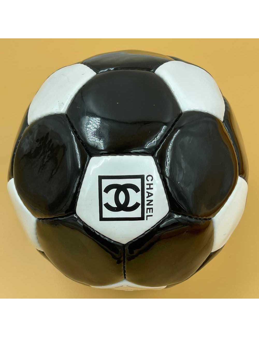 Ballon verni CHANEL noir CC