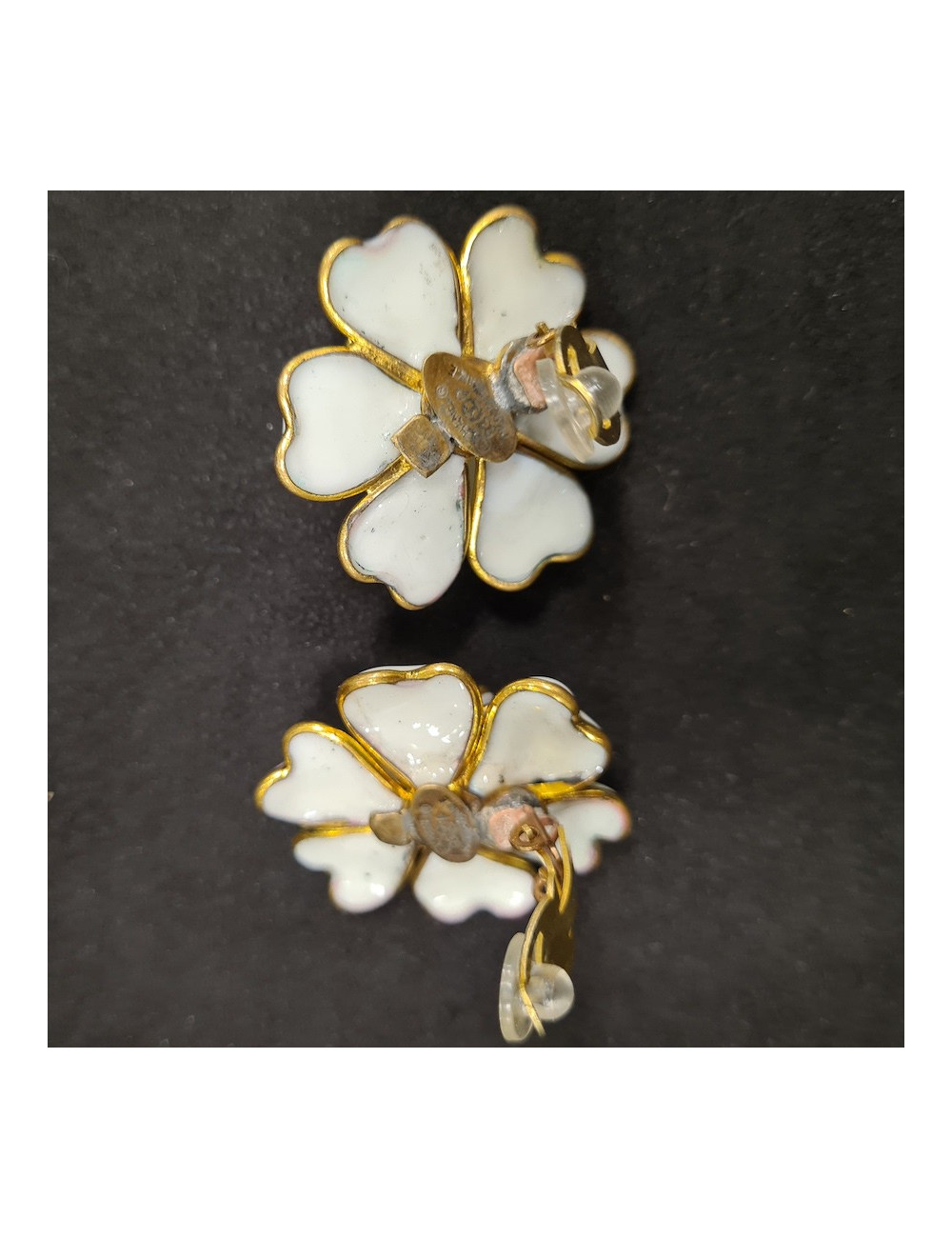 Boucles d'oreille CHANEL pâte de verre blanc