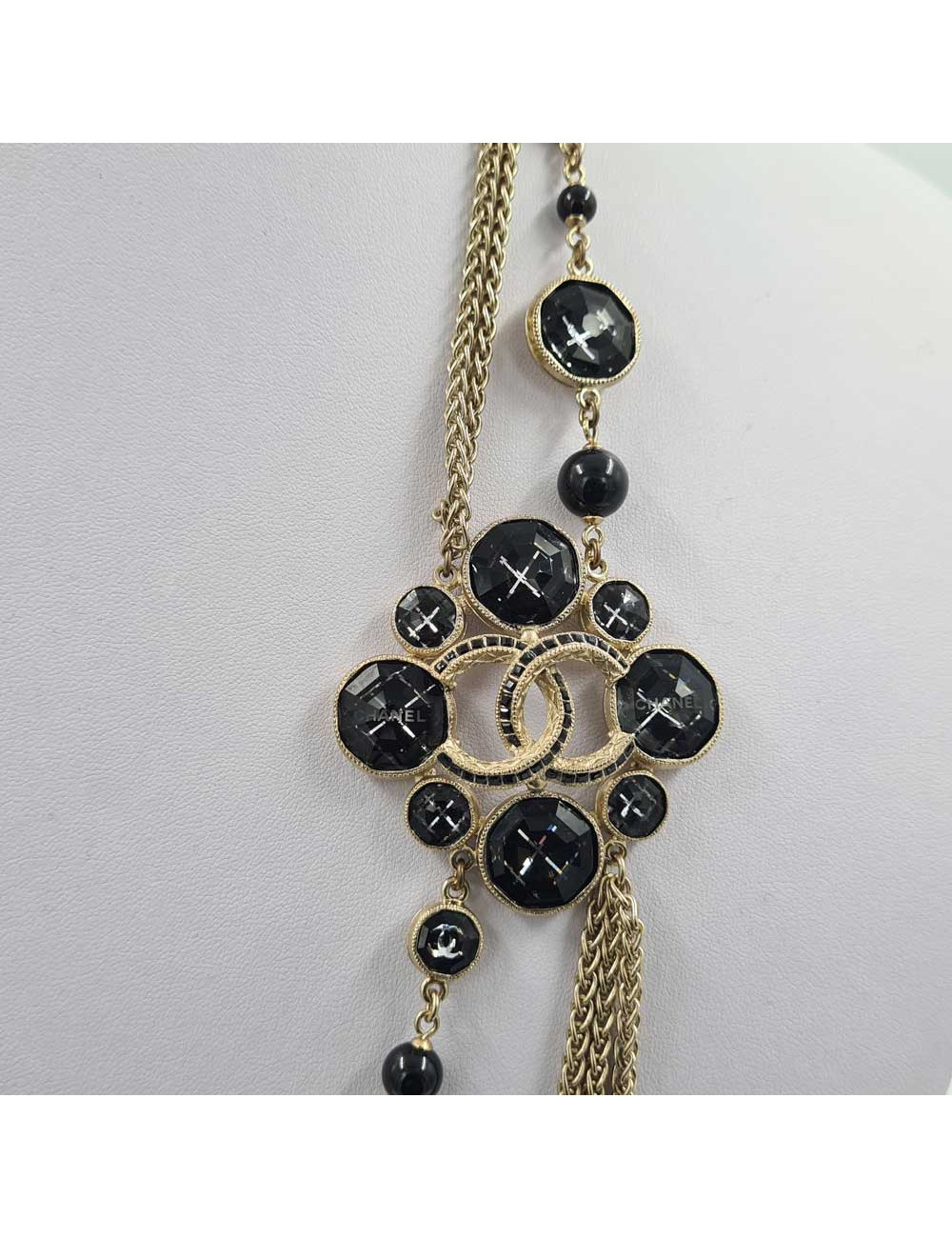 Sautoir CHANEL métal doré, perles et brillants noirs