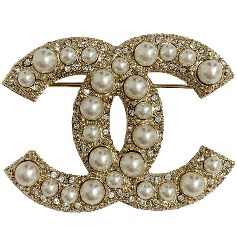 CHANEL CC brooch set with pearls