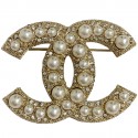 CHANEL CC brooch set with pearls