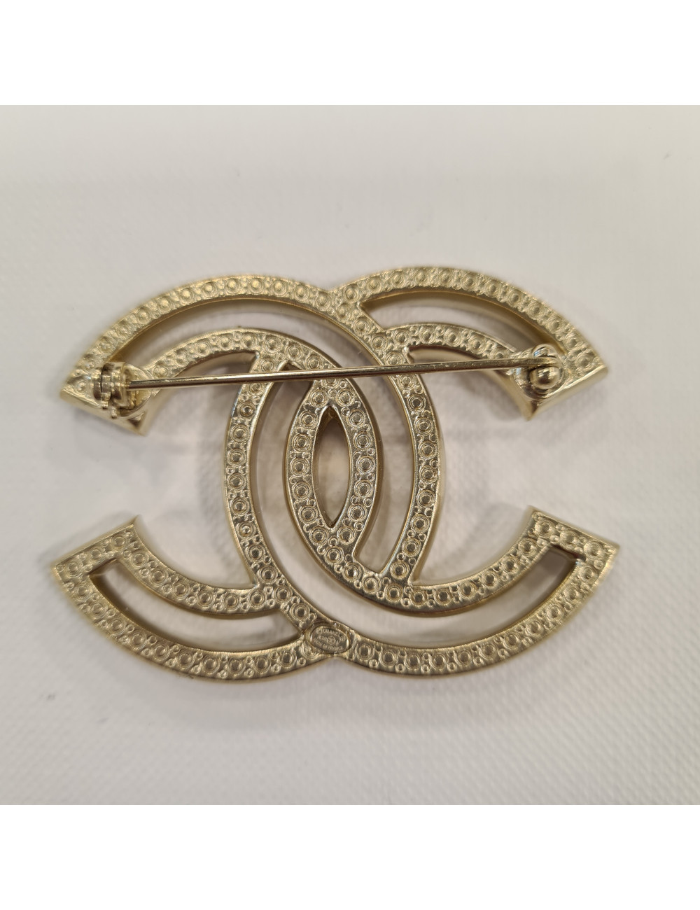 Broche CHANEL Double C strass et métal doré