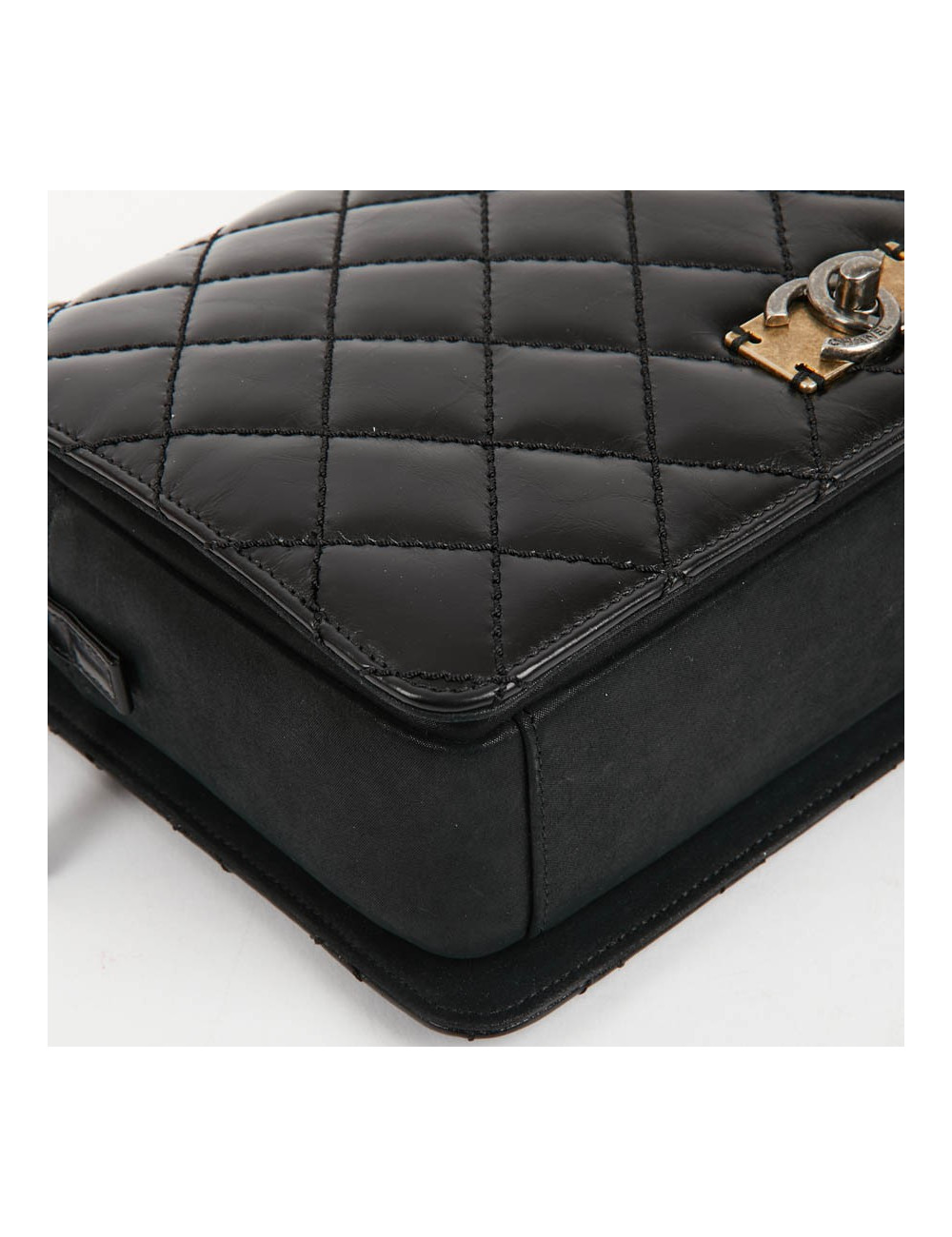 Sac CHANEL cuir vieilli et suède noir