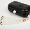 Clutch CHANEL Vintage cuir et perles nacrées