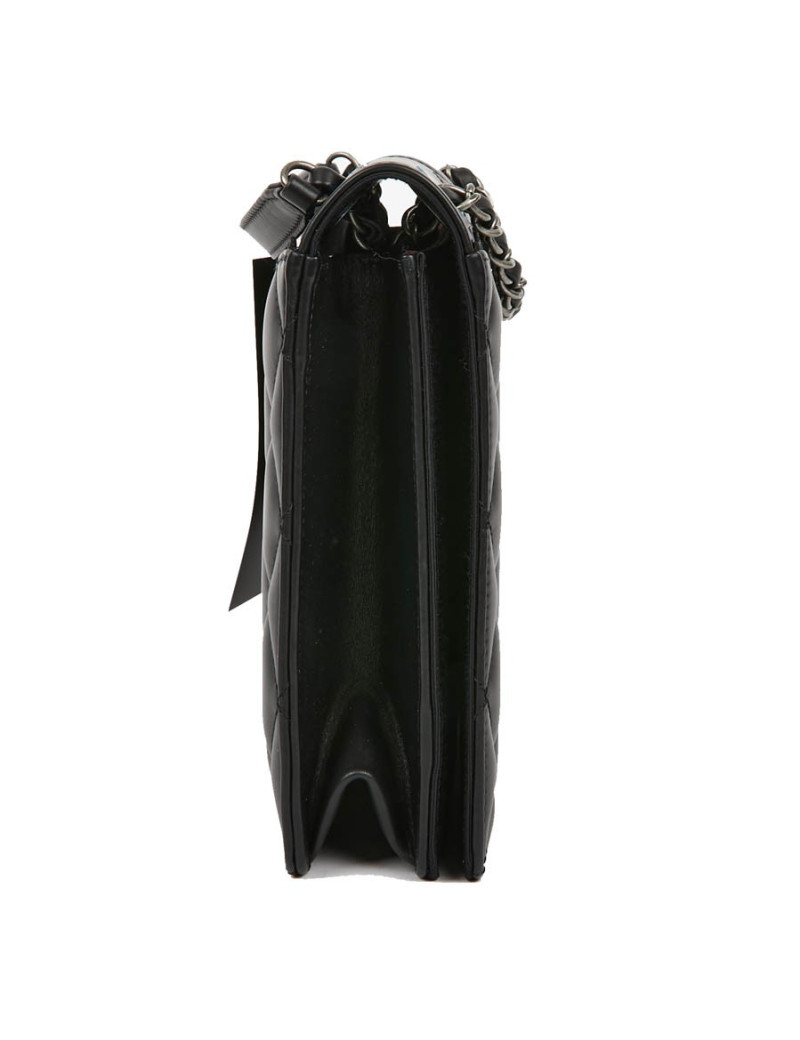 Sac en cuir d'agneau noir embossé CHANEL