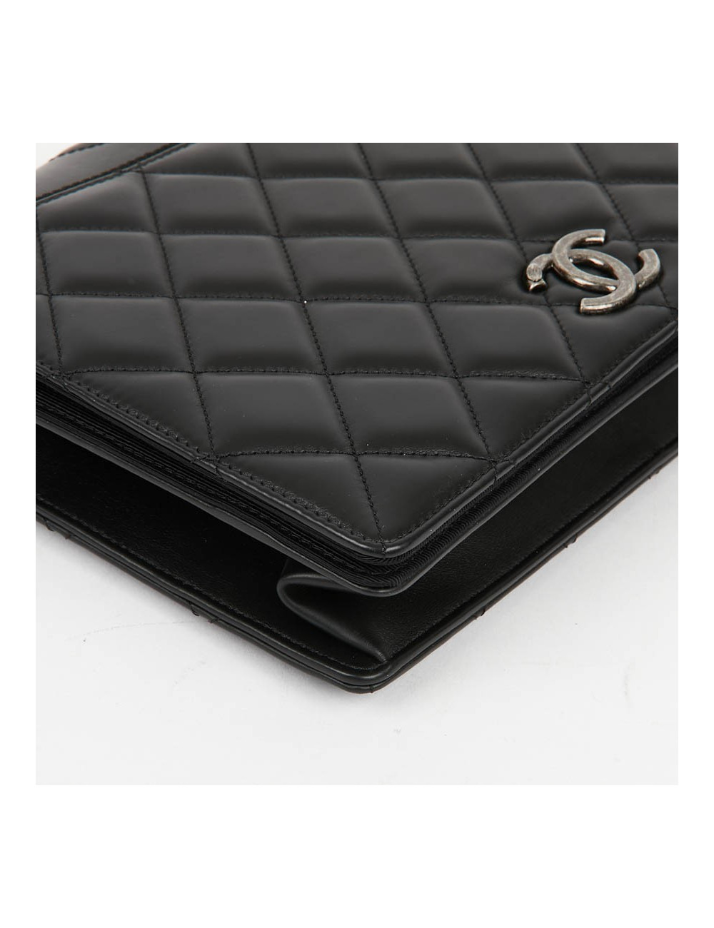 Sac en cuir d'agneau noir embossé CHANEL