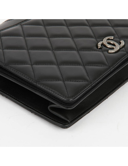 Sac en cuir d'agneau noir embossé CHANEL